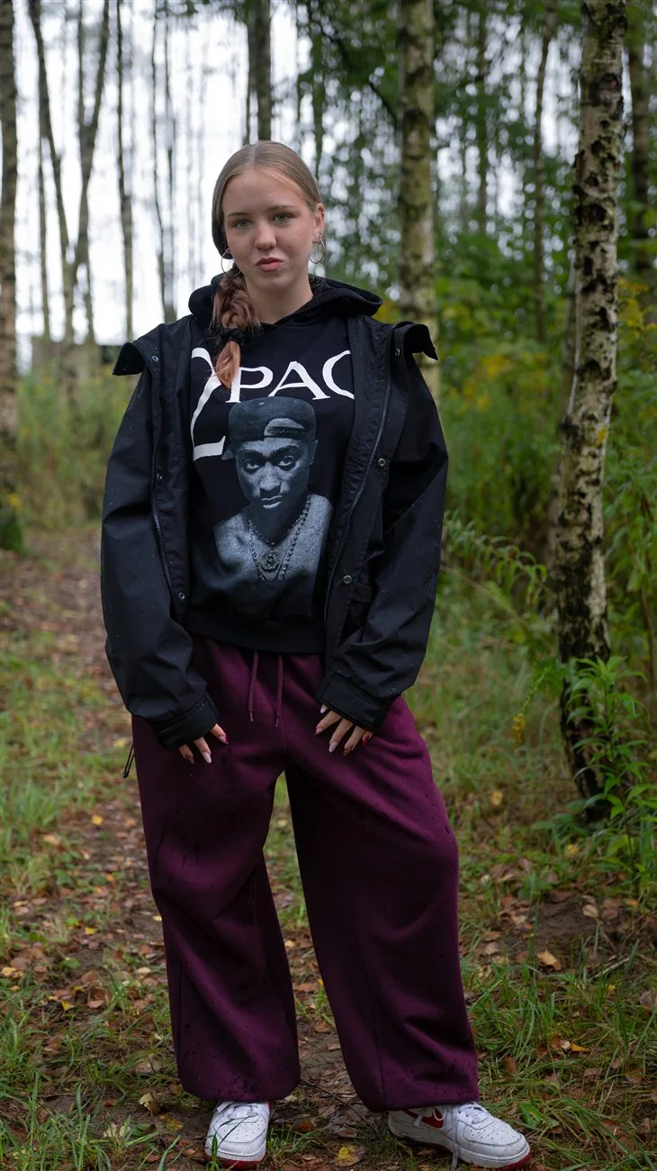 Portret w lesie w stylu streetwear, Pietruszka Tworzy